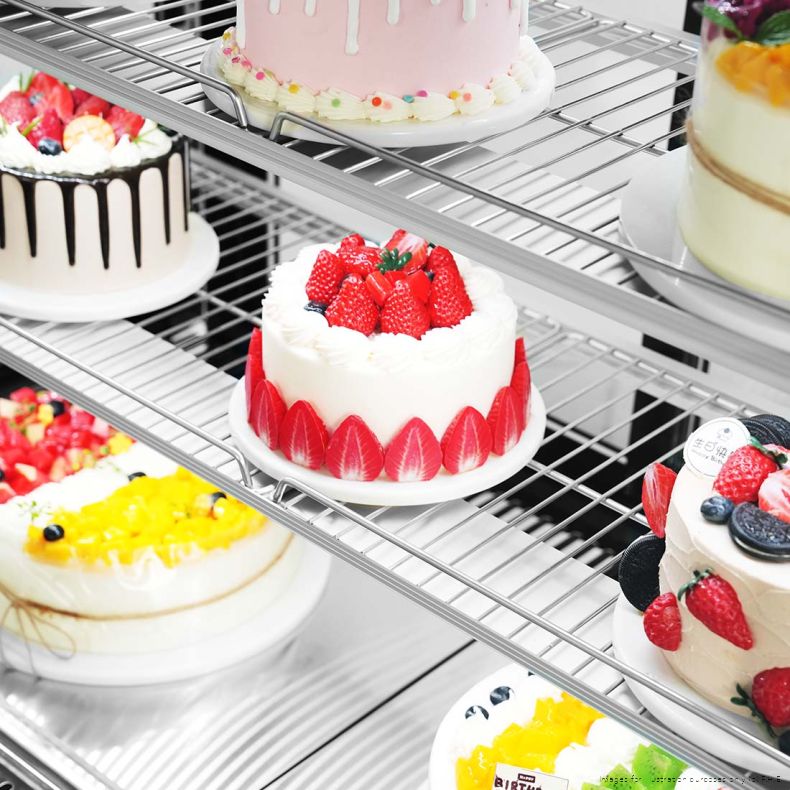 Bonvue SG200FA-2XB close-up of decorated cakes on the wire display shelves